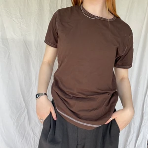 Brun T-shirt 🤎 - En brun T-shirt med vita sömmar, så fiiin! Strl M. Köparen står för frakten. 🤎