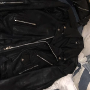 Läderjacka  - Säljer nu en äkta läderjacka 