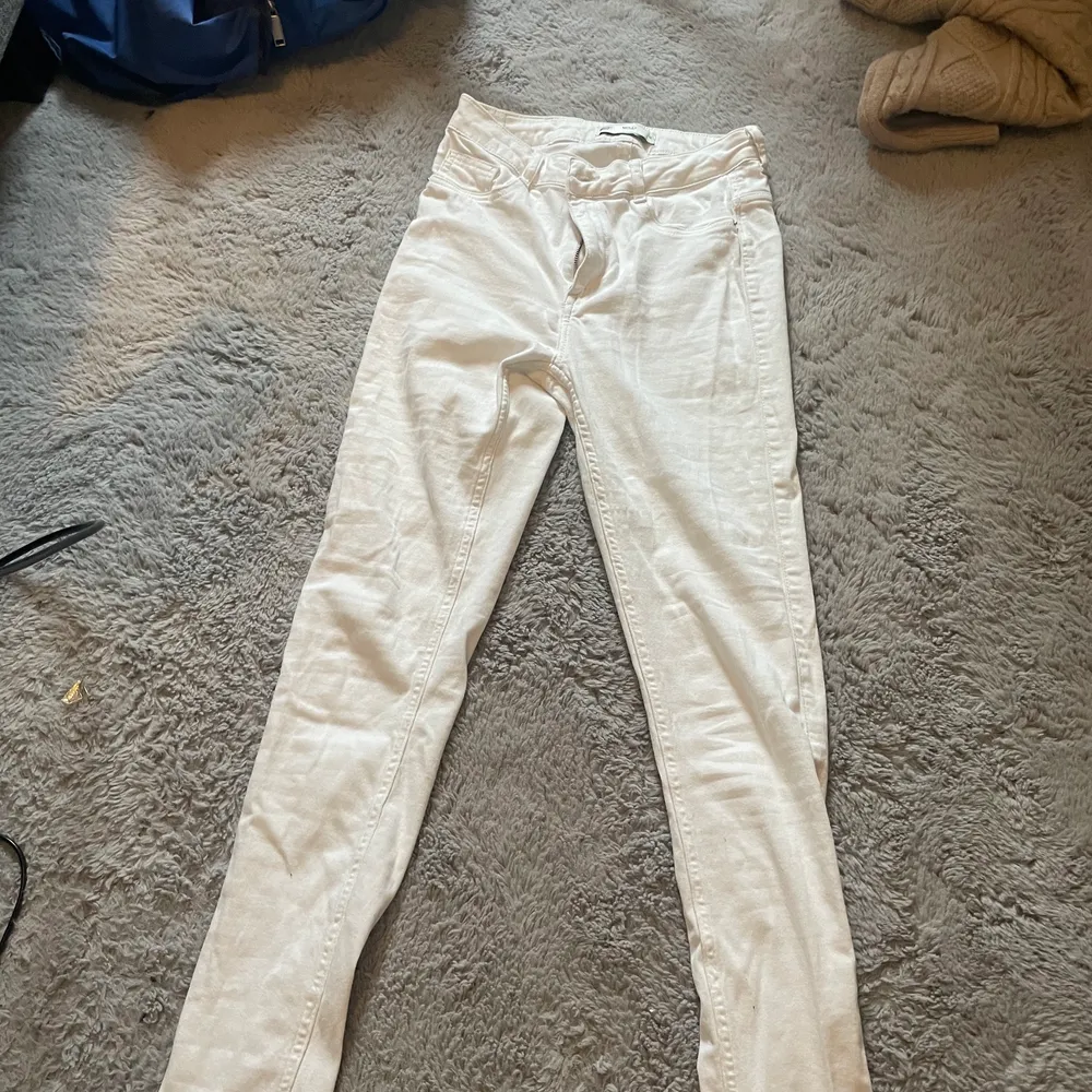 Vita tighta jeans från Gina tricot (Molly)storlek M/SAnvända fåtal gånger men som nya. Säljer för 175+frakt. Finns i Borås men kan skickas, osäker på vad frakten ligger på men ska kolla upp de.. Jeans & Byxor.