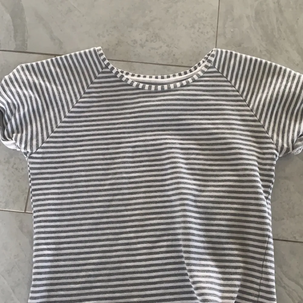 Super snygg trendig randig tröja från Ava  Passar perfekt på mig som brukar  ha xs-s👌🏽 nästan aldrig använd. T-shirts.