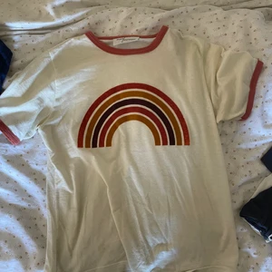 Regnbågströja - Mycket skön och fin tröja. Passar till allt. Ny skick. Storlek M men skulle säga att den är mer som en S  Köparen väljer frakt.