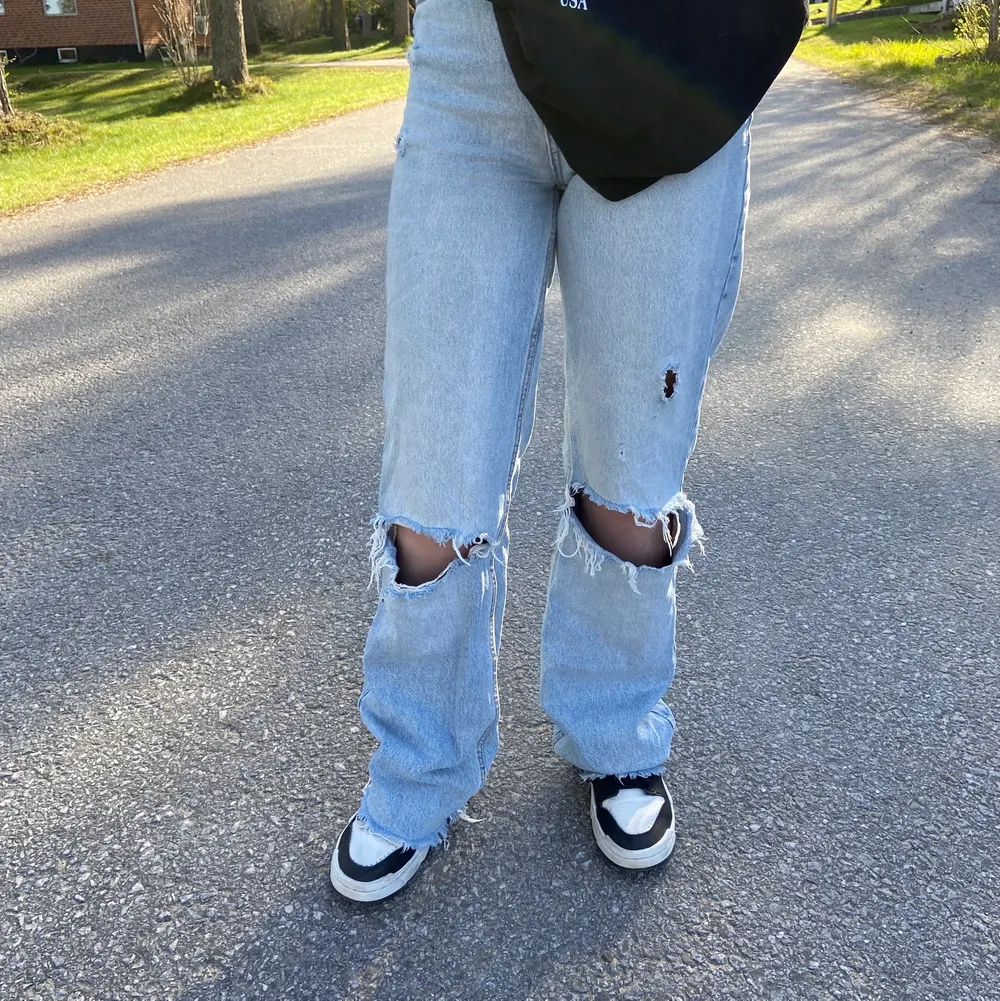 Säljer mina ass snygga Zara jeans i storlek 32, köparen står för frakten och pris kan diskuteras 🤭💗. Jeans & Byxor.