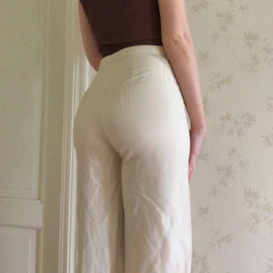 Linnebyxor med pressveck - Högmidjade linnebyxor med pressveck från Bershka. Byxorna är inte strykta samt är för små för mig och därmed syns inte pressvecken tydligt på dessa bilder. Hör gärna av dig om du har fler frågor om plagget! 🤍