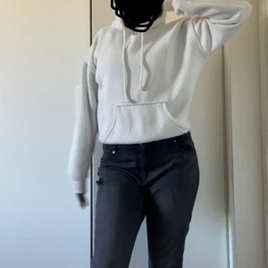 Svarta lågmidjade   -  Säljer dessa jättefina svarta jeans från h&m. Det står tyvärr inte storlek på men jag är storlek s/m och den passar mig lite baggy. Inga defekter och använda någon gång bara. Tyvärr så är de inte min stil längre säljer för 200+ frakt. 