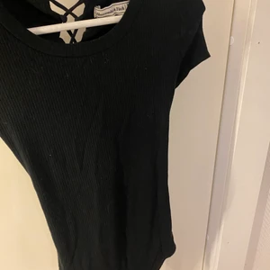 Body  - Snygg svart ribbad body med snörning i ryggen från Abercrombie & Fitch💞 Säljer den då jag aldrig använder den:/ 80kr + 66kr frakt