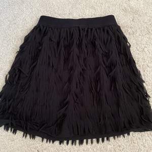 Jättefin svart kjol med små volanger på💕 Kontakta för fler bilder
