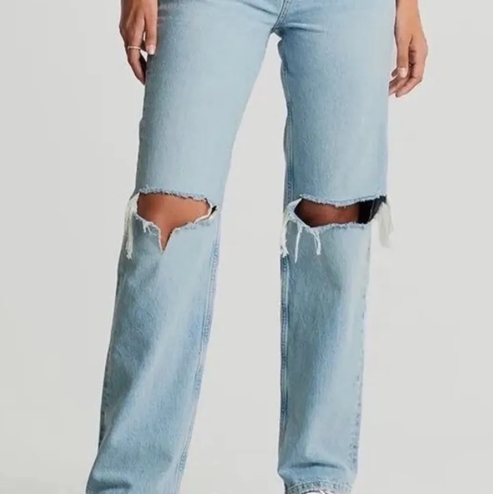 Intressekoll på mina högmidjade ginatricot jeans! Dom är SÅÅÅ snygga och bekväma. Dom är tyvärr lite små på mig. Nypris är 599kr och jag säljer för 280kr!✨. Jeans & Byxor.