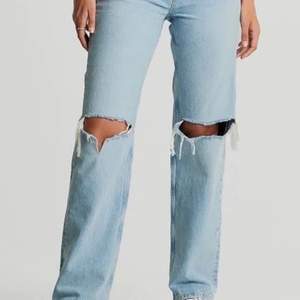 Intressekoll på mina högmidjade ginatricot jeans! Dom är SÅÅÅ snygga och bekväma. Dom är tyvärr lite små på mig. Nypris är 599kr och jag säljer för 280kr!✨