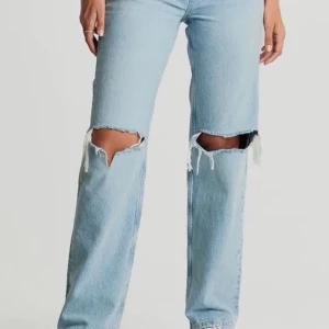 Populära ginatricot jeans - Intressekoll på mina högmidjade ginatricot jeans! Dom är SÅÅÅ snygga och bekväma. Dom är tyvärr lite små på mig. Nypris är 599kr och jag säljer för 280kr!✨