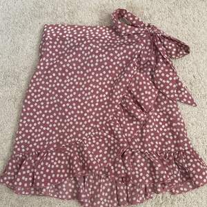 Fin blommig kjol köpt förra sommaren💓 Kontakta för fler bilder