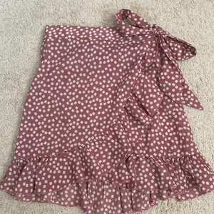 Blommig kjol - Fin blommig kjol köpt förra sommaren💓 Kontakta för fler bilder