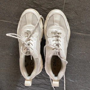 Vita sneakers - Vita sneakers med svart vitt randigt snöre från Duffy!!, väl använda men bra skick! Storlek 38💕pris kan diskuteras