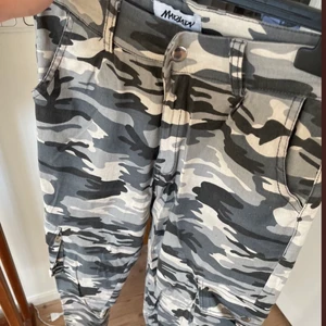 Cargo byxor - Säljer dessa Camoflage cargobyxor, i storlek s💛