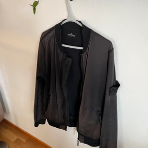 Stone island shadow project bomber  - Äkta stone island bomberjacka i begagnat skick. Vår/sommar/höst jacka. Storlek M. 