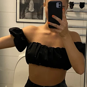 Bandau-fest-topp💓 - En superfin bandautop med små puffärmar! Den är köpt på Missguided som dessvärre inte fått så stor användning i min garderob! Superfin o väldigt fint material! Säljs för 100 kr plus frakt🌸💞 storlek 36!!