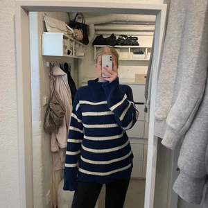 Stickad tröja  - Oversized randig stickad tröja från NAKD med hög krage och slits på sidorna. Perfekt till sommarkvällar! 