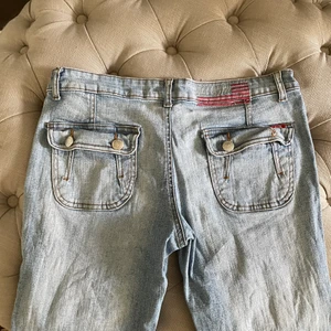 Lågmidjade jeans - Lågmidjade jeans, jag är 164 och det är vädligt långa på mig. Midjemått: 39cm rakt över, Innerbenslängd: 88 cm. Strl 31. (Passar mindre) Fler bilder kom privat. <3 ❣️högsta bud: 710❣️