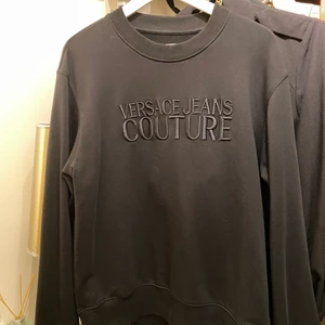 Versace Jeans Couture Hoodie/Sweatshirt - Säljer denna Versace hoodie storlek Large som enbart är testad 1 gång men den var lite liten för mig och har nu hängt i garderoben i 3 månader utan att jag gått ner något så är dax att sälja den! Den är verkligen i nyskick! Har ett par byxor som är i samma ”set” som jag lägger ut i en annan annons!