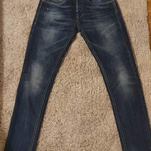 Ett par jeans i färgen mörkblå & skinny fit. Använda men bra skick. Italiensk märke (dondup). Ordinarie pris runt 2300kr 