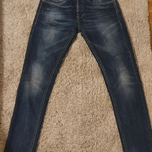 Dondup Jeans - Ett par jeans i färgen mörkblå & skinny fit. Använda men bra skick. Italiensk märke (dondup). Ordinarie pris runt 2300kr 