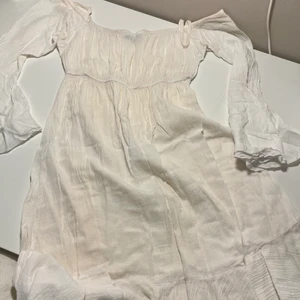 Vit strandklänning - Hej! Säljer denna vita strandklänning i ett tunt och lite genomskinligt material men super svalkande att dra över bikinin till sommaren! Köparen står för frakten 🤍