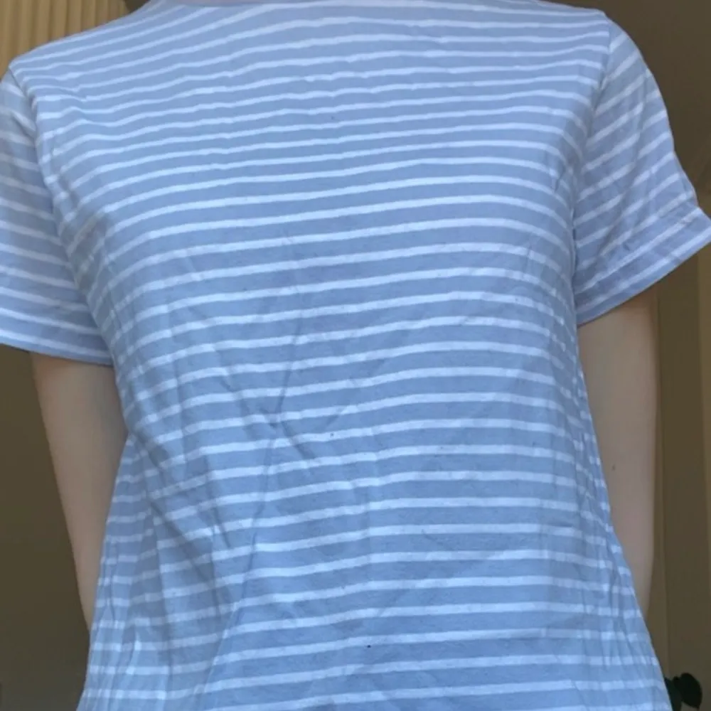 En blå och vit randig T-shirt från Cubus, den är i barnstolek men den passar mig som bär xs-s! 🫶  bra skick!! . T-shirts.