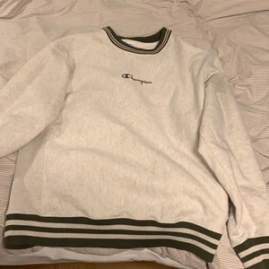 Vintage champion krage  - Skit najs vintage Champions tröja i storlek large som jag tyvär vuxit ur åt fel håll så den är alldeles för stor för mig. Den har samma grön vita mönster längst ner på armarna och midjan som i kragen. Priset kan självklart diskuteras ifall saker rullar snabbt. Tveka inte om man har frågor