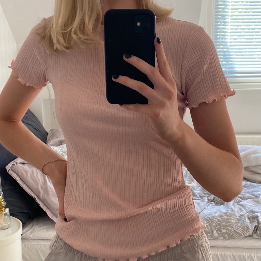 Rosa t-shirt frĂ„n NA-KDđ. T-shirts.