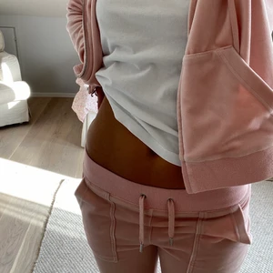 Ljusrosa juicy couture set - Säljer mitt så mysiga juicy couture set i ljusrosa som passar så bra nu till sommaren💗 Köpt på Raglady i Göteborg för 2100 kr. Sparsamt använt och därför i mycket bra skick. Byxorna är i storlek xs och tröjan är i storlek s⚡️ ❗️köp direkt för 2000 kr❗️