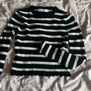 Virkad topp från zara - Använt 1 gång , köparen står för frakten, liten i storleken skulle säga att den är mer en xs än en s 