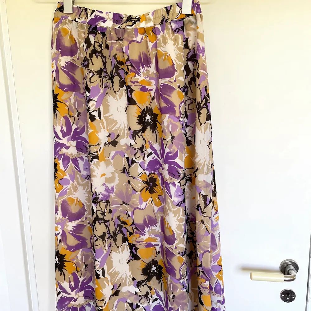 Fin blommig kjol från märket Ichi!💜 Den är i mellanlängd och storlek S. Lätt använd men i gott skick!. Kjolar.
