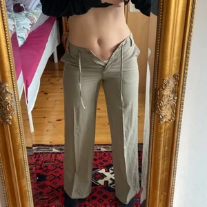 Linnebyxor - Såå fina linnebyxor köpta på plick men som tyvärr inte riktigt  passade mig så säljer vidare. (Lånade bilder)                 Köparen står för frakt men kan också mötas upp i stockholm🥰