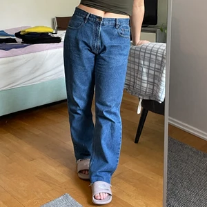 Blåa jeans 💙 - Sk8erboiii vibes !! Köpa second hand, märket e donald jeans.  100% bomull. Så fin blå färg !! 💙💙💙 jag e 160, dom sitter lite oversize på mig!