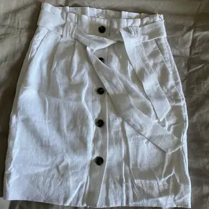 superfin vit kjol från h&m, aldrig använd. Den har även fickor och en osynlig dragkedja på sidan💞💞