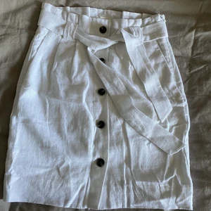 kjol - superfin vit kjol från h&m, aldrig använd. Den har även fickor och en osynlig dragkedja på sidan💞💞