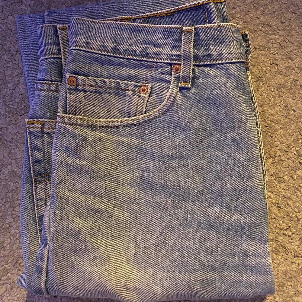 Snygga Levis jeans i modellen 505. Har använt byxorna typ 5 gånger därför säljs dom😁. Jeans & Byxor.