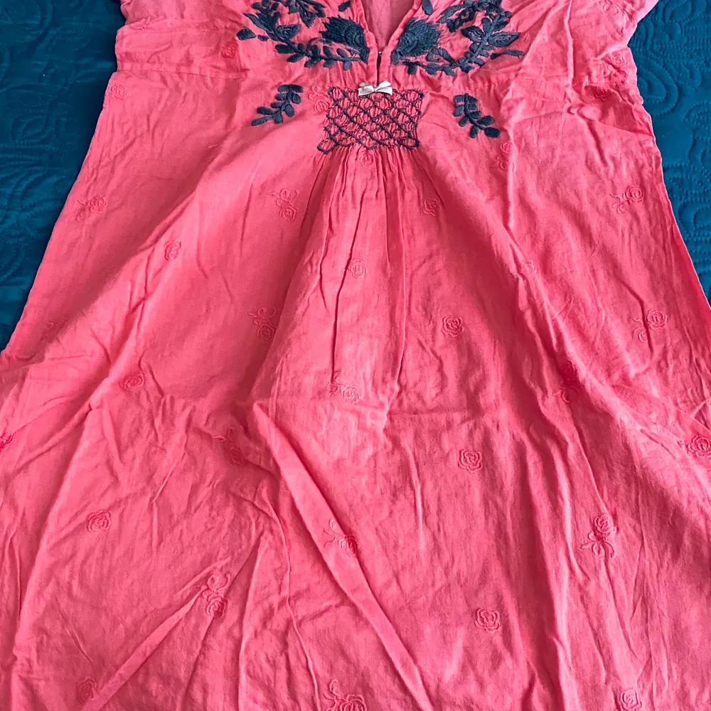 Söt rosa klänning använd men i fin skick . Klänningar.