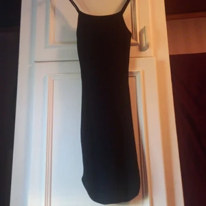 Svart klänning axelband  - Svart klänning med axelband.  St:M Med lite guld Helt ny