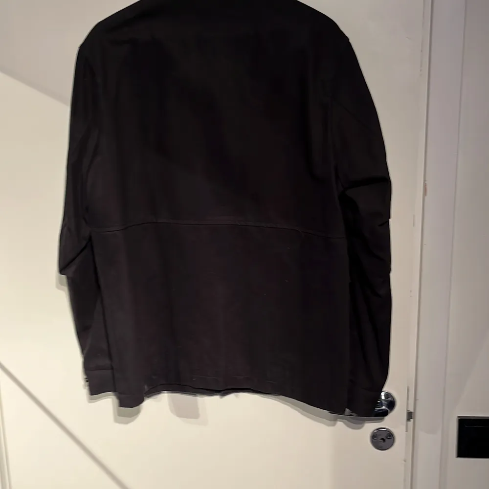 Säljer denna snygga overshirten från zara, aldrig använd prislappen sitter kvar, inköpt för 559.. Jackor.