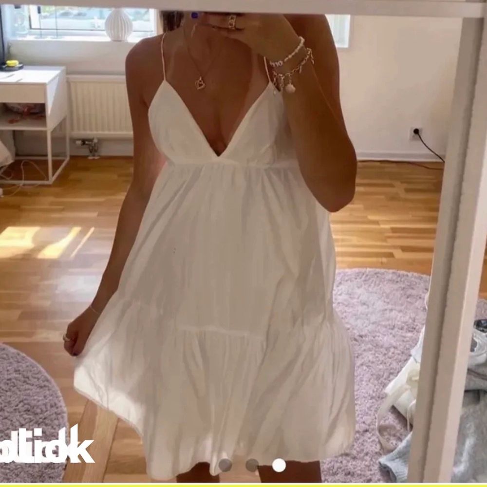 Söt sommarklänning från zara i st S, endast använt 1 gång . Klänningar.