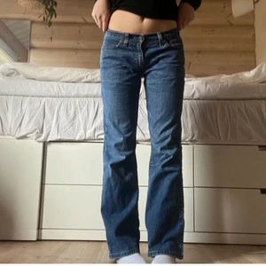 Jeans  -  Jättenajs lågmidjade bootcut jeans från Levis, köpta på secondhand. De är strl w29 men passar mig som har w25/26 och är 163.  Modellen är 529💙