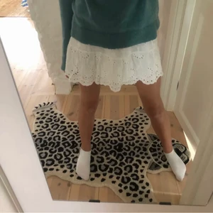 Vit volang kjol  - Säljer denna trendiga vita volangkjolen. Köpt här på plick men passade tyvärr inte mig. Storlek XS/S. Inga tecken på användning alls!