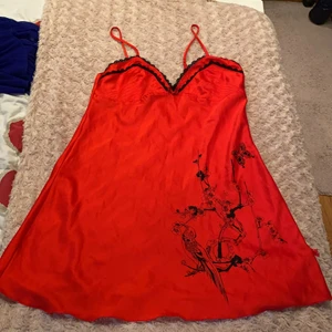 H&M - Rött nattlinne med svarta detaljer jag har aldrig använt den