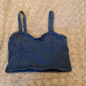 H&M - blå magtopp den är använd 2-3 gånger 