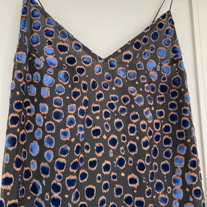 NY superfin klänning and other stories  - Säljes endast eftersom den är lite för lång och stor för mig. Suuuperfin och helt ny med lappen kvar. Jättefin öppen rygg, skriv så skickar jag bild.