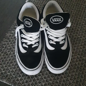 Vans skor  - Endast använda 2ggr, säljes pga för små! Snygga vans lite högre sula. En fläck mitt på högerskon som knappt syns. Möts helst upp i Stockholm 