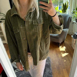 Trendig jacka - As snygg och trendig jacka från zara i storlek xs. jackan passar xs -m. jackan äe i manchester material och jätte snygg. Kan mötas upp i Sundbyberg/stockholm annars står köparen föe frakten