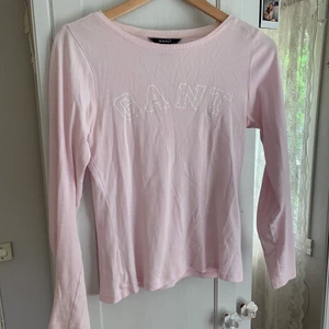Långarmad Gant tröja - Rosa långarmad tröja ifrån märket Gant i fint skick! Sparsamt använd💓 paketpris vid köp av flera plagg, priset kan såklart diskuteras!✨💛💫