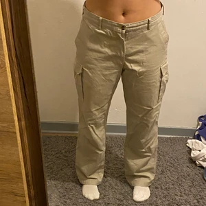 Cargo pants - Dessa cargo pants är extremt snygga och speciellt till sommaren. Säljer pga inte min stil längre. Sitter oversized på mig som har M och passar perfekt i längden.🤍