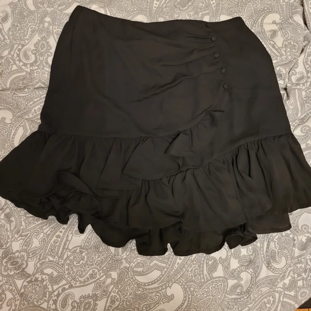  Super söt Svart kort kjol från gina. Aldrig använd. Kan skicka om köpare står för frakt🤍. Kjolar.